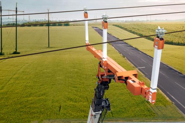 National-Crane-and-LineWise-team-up-for-high-voltage-power-line-work-1.jpg